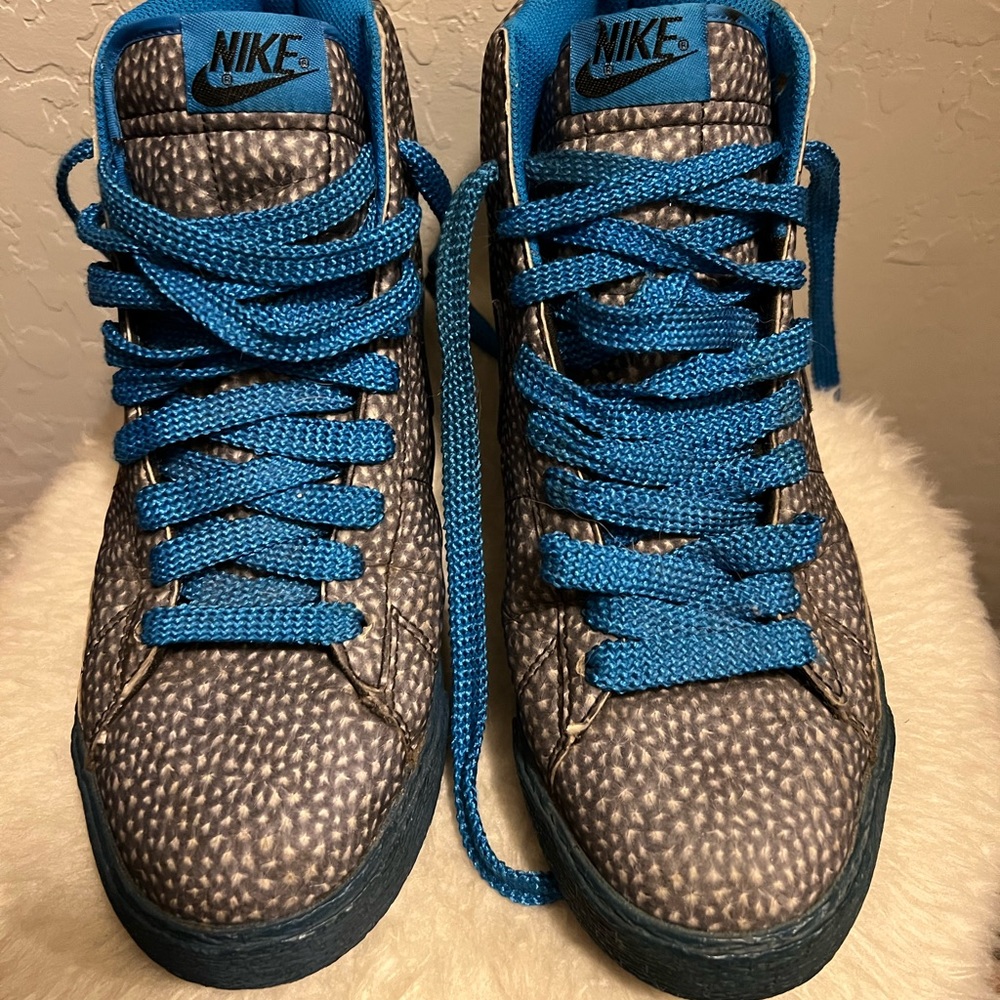 Mens 7.5 “glow in the dark blazers” used.